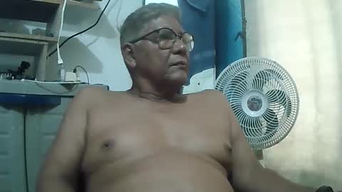 Snapshot of tavo58 chatting on 12-21-25, 01:40 alvarito online show from 12-21-25, 01:40