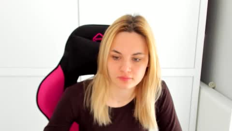 Snapshot of tayla_shy chatting on 05-12-26, 06:32 Tay online show from 05-12-26, 06:32