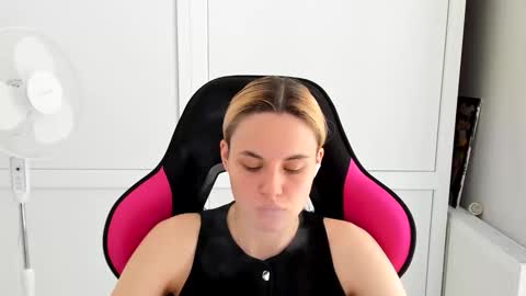 Snapshot of tayla_shy chatting on 05-22-26, 10:10 Tay online show from 05-22-26, 10:10