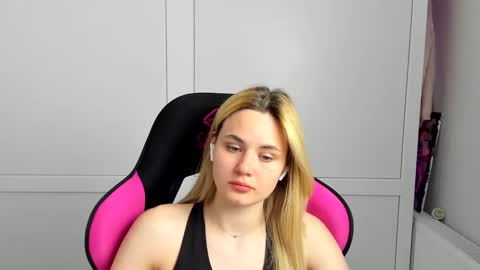 Snapshot of tayla_shy chatting on 05-26-26, 07:10 Tay online show from 05-26-26, 07:10