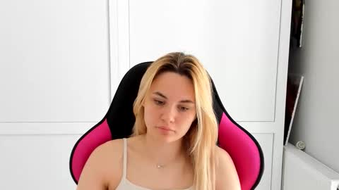 Snapshot of tayla_shy chatting on 05-31-26, 09:05 Tay online show from 05-31-26, 09:05