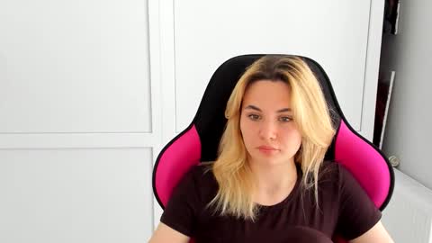 Snapshot of tayla_shy chatting on 06-05-26, 06:52 Tay online show from 06-05-26, 06:52