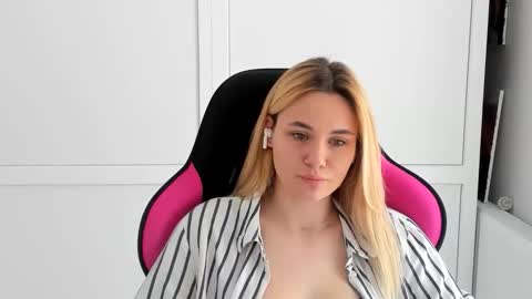 Snapshot of tayla_shy chatting on 06-09-26, 12:28 Tay online show from 06-09-26, 12:28