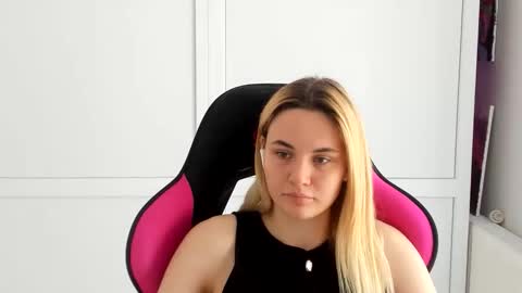 Snapshot of tayla_shy chatting on 06-11-26, 12:36 Tay online show from 06-11-26, 12:36