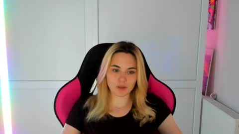 Snapshot of tayla_shy chatting on 06-20-26, 06:33 Tay online show from 06-20-26, 06:33