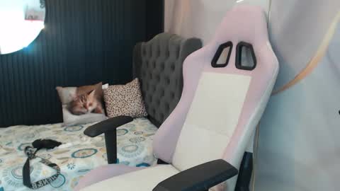 Taylor online show from 04-18-26, 02:04