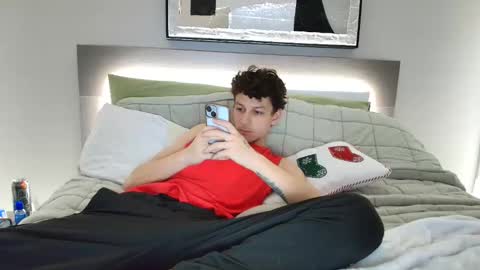 Snapshot of taylorcamz chatting on 12-15-25, 02:38 taylorcamz online show from 12-15-25, 02:38