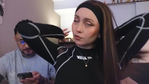 Snapshot of te_para_dos chatting on 10-08-25, 04:15 Leo and Luna online show from 10-08-25, 04:15