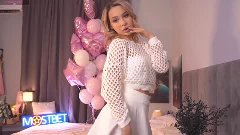 Snapshot of telladreamer_ chatting on 12-12-24, 08:03 Tella online show from 12-12-24, 08:03