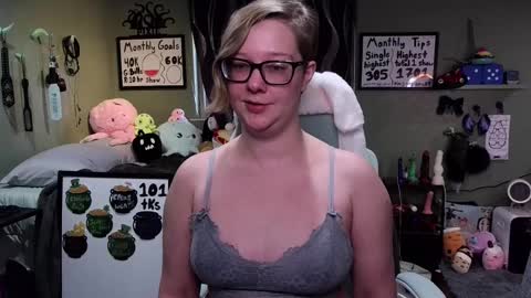 Snapshot of ten_tickle_pixie chatting on 03-10-25, 10:13 Pixie and Tentacle Overlord online show from 03-10-25, 10:13