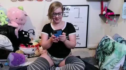 Snapshot of ten_tickle_pixie chatting on 11-26-25, 11:17 Pixie and Tentacle Overlord online show from 11-26-25, 11:17