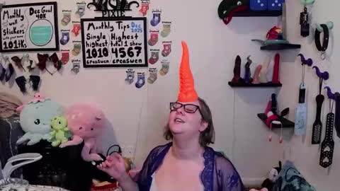 Pixie and Tentacle Overlord online show from 12-19-25, 11:12