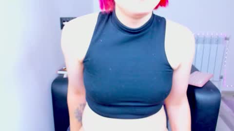 Snapshot of tenebrise chatting on 09-30-25, 12:21 Kira online show from 09-30-25, 12:21