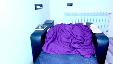 Snapshot of tenebrise chatting on 10-28-25, 04:05 Kira online show from 10-28-25, 04:05