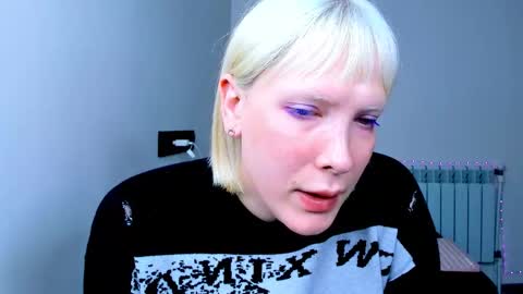 Snapshot of tenebrise chatting on 11-16-25, 07:03 Kira online show from 11-16-25, 07:03