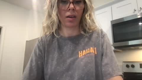 Snapshot of texas_blonde chatting on 10-28-25, 04:31 Daphne Summers online show from 10-28-25, 04:31