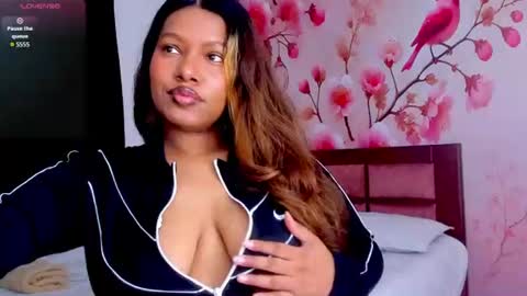 Snapshot of thais_waldrof chatting on 06-24-26, 05:06 Andreina online show from 06-24-26, 05:06