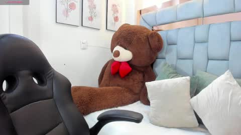 Snapshot of thalia_nichols chatting on 05-15-26, 10:17 Thalia Nichols online show from 05-15-26, 10:17