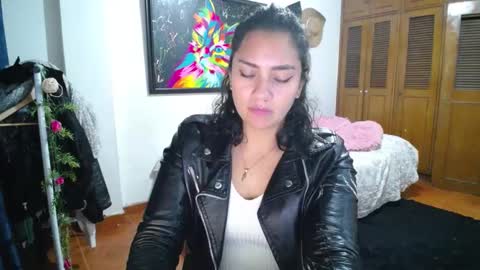 Snapshot of thaliacooper chatting on 12-23-24, 12:46 online show from 12-23-24, 12:46