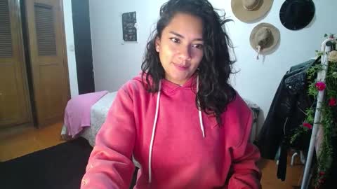 Snapshot of thaliacooper chatting on 01-25-25, 11:22 online show from 01-25-25, 11:22