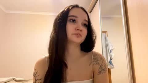 Snapshot of thaliakuchem chatting on 02-17-26, 04:35 Yumi online show from 02-17-26, 04:35