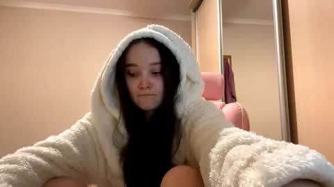 Snapshot of thaliakuchem chatting on 02-21-26, 02:18 Yumi online show from 02-21-26, 02:18