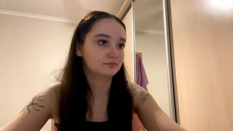 Snapshot of thaliakuchem chatting on 02-26-26, 04:17 Yumi online show from 02-26-26, 04:17