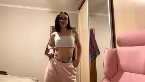 Snapshot of thaliakuchem chatting on 03-03-26, 03:18 Yumi online show from 03-03-26, 03:18