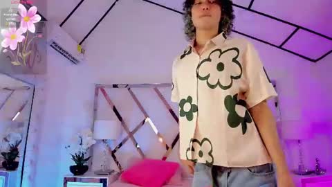 Snapshot of thanier_18 chatting on 06-11-26, 07:23 thanier_18 online show from 06-11-26, 07:23