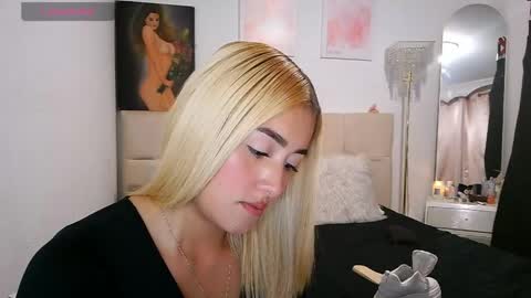 Snapshot of thatgirl2003 chatting on 06-08-26, 08:42 online show from 06-08-26, 08:42