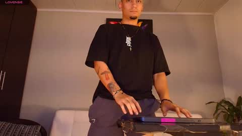 SCOTT  THEO  KAMERON  GENDERSON online show from 12-15-24, 01:46