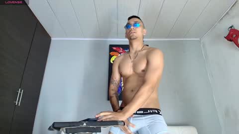 SCOTT  THEO  KAMERON  GENDERSON online show from 01-08-25, 10:58