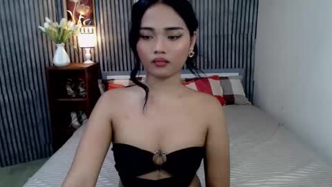 Snapshot of the_hottestlisa chatting on 12-15-25, 12:48 IG Lisa Avery Monroe online show from 12-15-25, 12:48