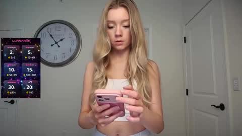 Snapshot of the_hotties chatting on 05-14-26, 07:53 the_hotties online show from 05-14-26, 07:53