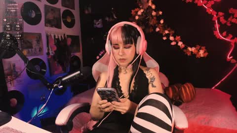 Snapshot of the_kitty_roxy chatting on 12-10-24, 10:28 ... ... online show from 12-10-24, 10:28