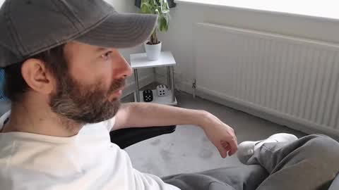 Snapshot of the_sensual_masturwait chatting on 12-17-25, 12:00 the_sensual_masturwait online show from 12-17-25, 12:00