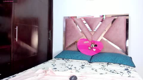 TheChicaNextDoor  online show from 04-08-26, 11:16