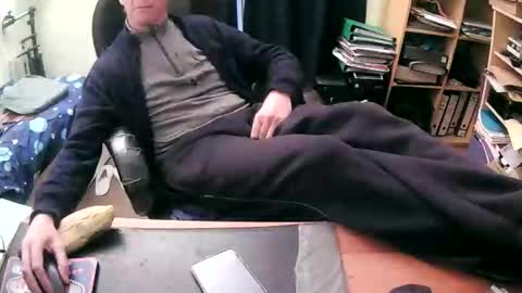 Snapshot of thegoodteacher54 chatting on 11-23-25, 04:40 paul online show from 11-23-25, 04:40