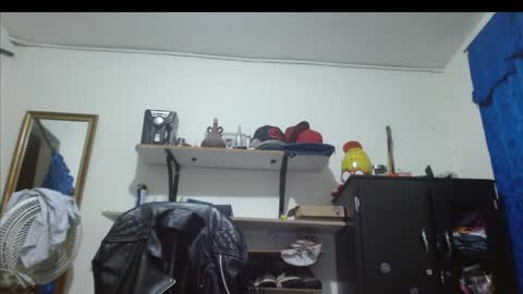Snapshot of thehousedog chatting on 05-03-26, 08:37 thehousedog online show from 05-03-26, 08:37