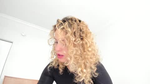 Snapshot of theislandgirl chatting on 12-19-24, 05:40 Lily Marie online show from 12-19-24, 05:40