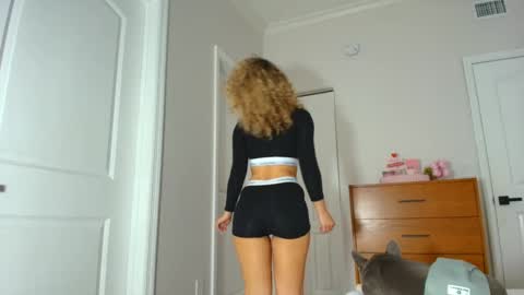 Snapshot of theislandgirl chatting on 01-14-25, 06:49 Lily Marie online show from 01-14-25, 06:49