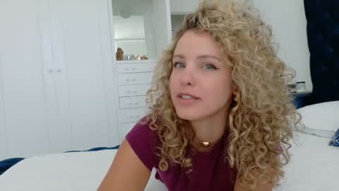 Snapshot of theislandgirl chatting on 09-11-25, 06:19 Lily Marie online show from 09-11-25, 06:19