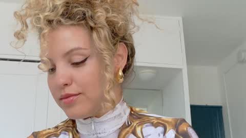 Snapshot of theislandgirl chatting on 05-23-26, 03:27 Lily Marie online show from 05-23-26, 03:27