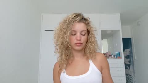 Snapshot of theislandgirl chatting on 06-01-26, 05:58 Lily Marie online show from 06-01-26, 05:58
