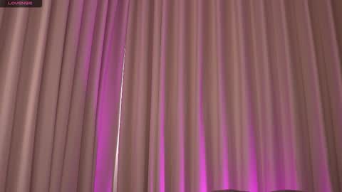 Snapshot of therealpeach_ chatting on 11-14-25, 12:37 online show from 11-14-25, 12:37