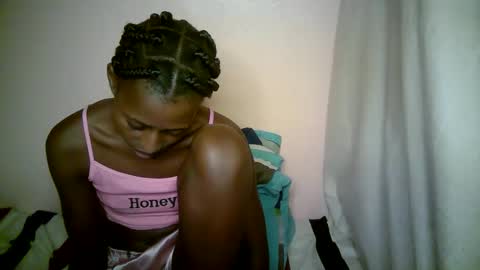 Snapshot of therry_heart chatting on 09-19-25, 05:57 hearty online show from 09-19-25, 05:57