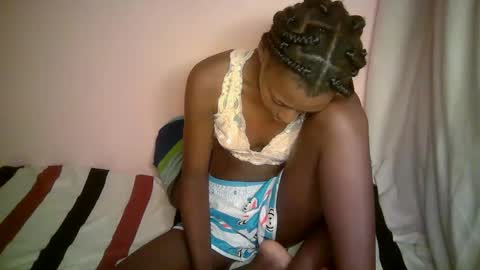 Snapshot of therry_heart chatting on 09-24-25, 09:12 hearty online show from 09-24-25, 09:12