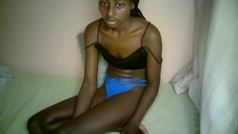 Snapshot of therry_heart chatting on 09-25-25, 02:43 hearty online show from 09-25-25, 02:43