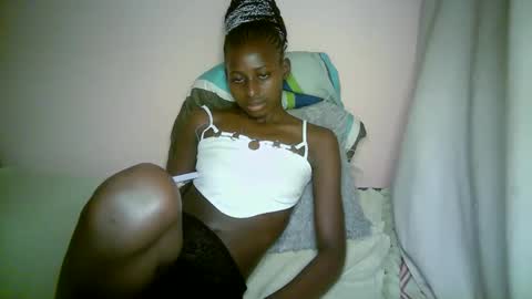 Snapshot of therry_heart chatting on 09-27-25, 06:57 hearty online show from 09-27-25, 06:57