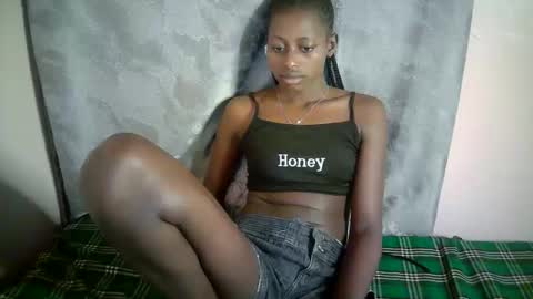 Snapshot of therry_heart chatting on 10-19-25, 08:53 hearty online show from 10-19-25, 08:53